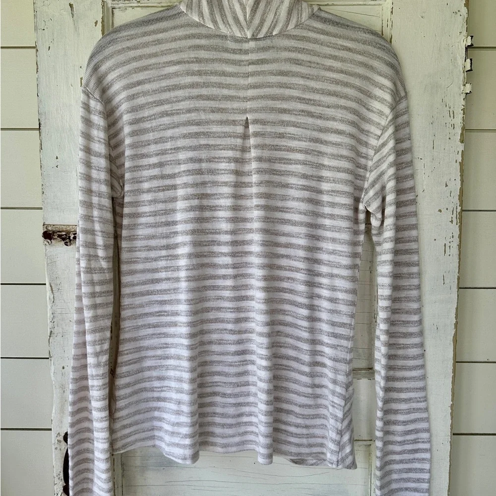 SANCTUARY, WOMENS, LIGHTWEIGHT, LONG SLEEVE TOP WITH DRAPE FRONT. SIZE XS - Picture 5 of 7